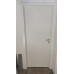 Гладкая белая дверь с врезанной фурнитурой
