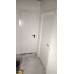 Гладкая белая дверь с врезанной фурнитурой